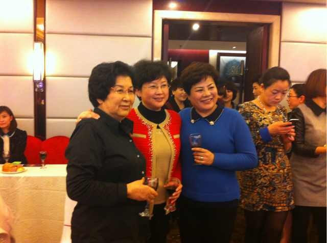 女企业家合影_菏泽酒店